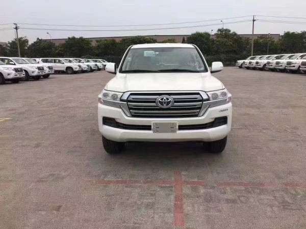 2019款中东版酷路泽4000新车到港促销