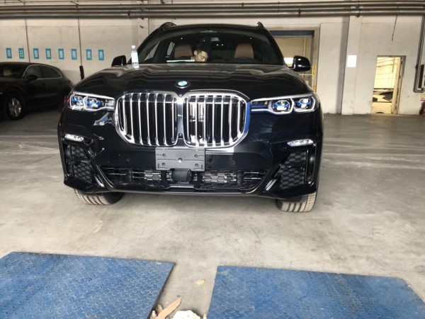 19款加版宝马X7车特价假期间购车送豪礼