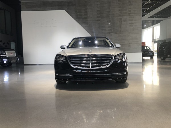 全新双色奔驰迈巴赫加长5.98米试驾感受