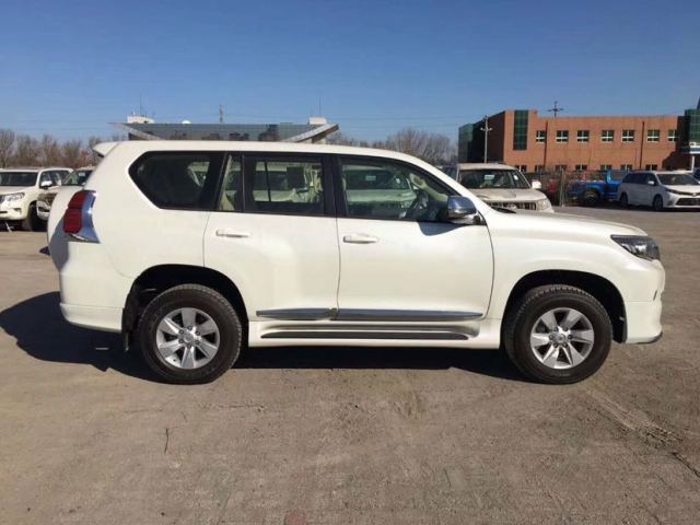 dealer_default_6cff9fa631c447e1805ceb10b2d4b9ff.jpg 19款中东丰田霸道2700进口版全时四驱