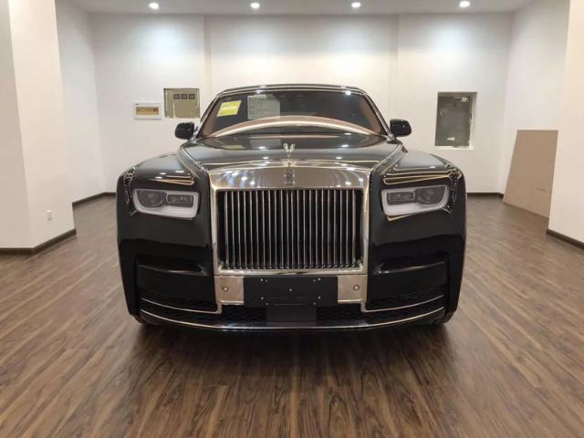 19款劳斯莱斯幻影更为豪华 店内促销