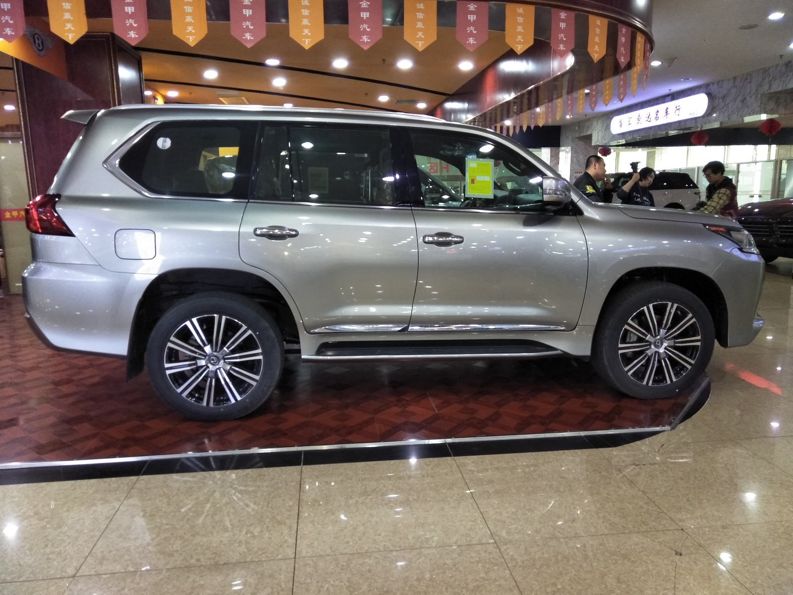 雷克萨斯LX570 港口现车批发价走量开售