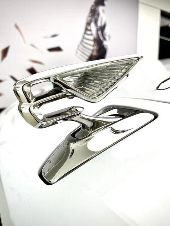 2020款进口宾利飞驰白色魅力SUV月末惠