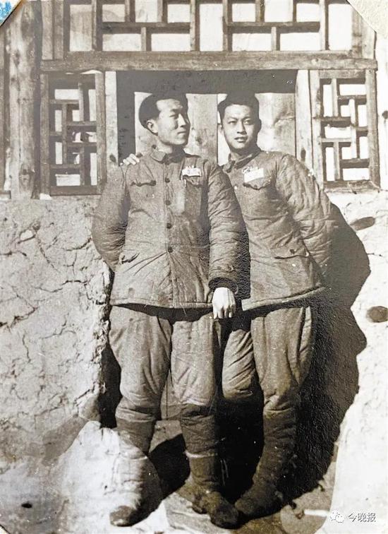 张申(右一)与战友在一起合影留念。