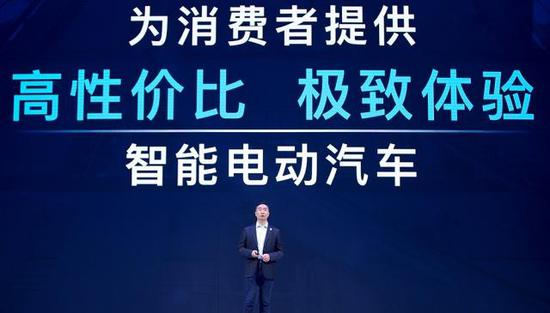 零跑,奋力踮脚向内张望的“局外人”