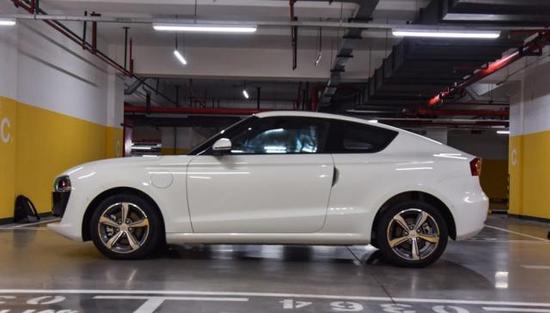 零跑,奋力踮脚向内张望的“局外人”