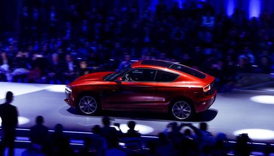 零跑,奋力踮脚向内张望的“局外人”