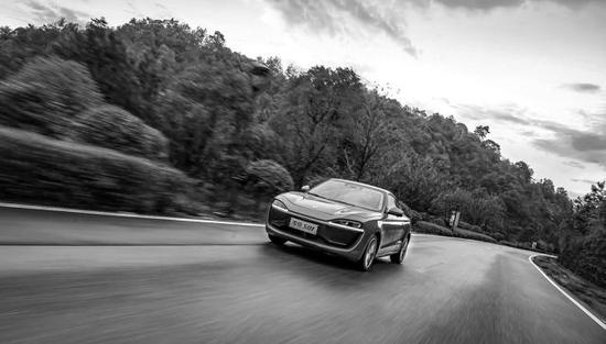 零跑,奋力踮脚向内张望的“局外人”