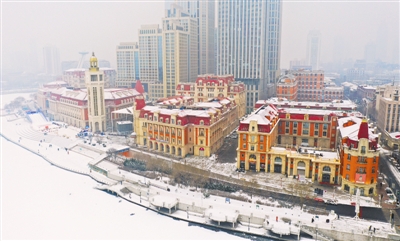 瑞雪之中瞰津城。