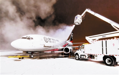 天津滨海机场出动大型设备进行清雪作业。
