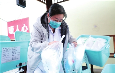 红桥区第二次核酸筛查前，医护人员、社区工作者、志愿者通力协作，全力保障工作进行。