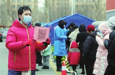 武清区亨通西区核酸检测点，图为志愿者在引导群众进行二筛