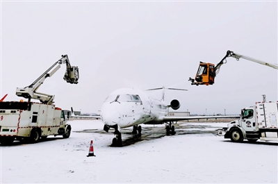 天津滨海机场持续进行除冰雪作业。