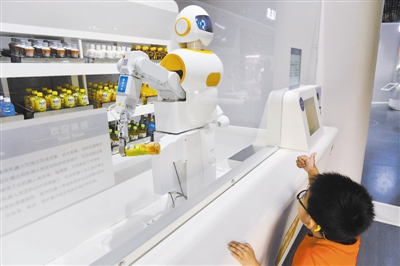上图  游人在“机器人天地”展区与机器人互动。