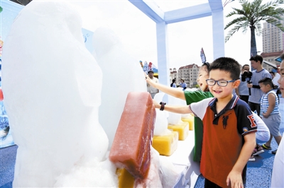 昨日，天津海昌极地海洋公园第三届“醇夏冰棍儿节”开幕，市民可到此感受“冰凉一刻”。连日来，本市滨海新区景点纷纷举办夏日特色主题活动，以吸引游客。