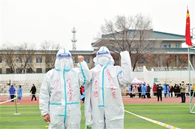 蓟州区第一中学二次核酸筛查采样点，一对教师夫妇当起志愿者，为全员二筛服务。