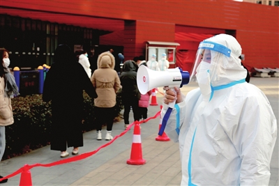 西青区志愿者团队积极行动起来，在各釆样点做好服务，保障第二轮核酸检测的顺利进行。