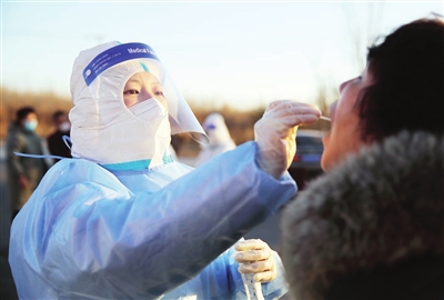 宝坻区钰华街道原筑小区，二筛工作有条不紊地进行。