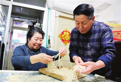 李振陞老两口是南开区风湖里社区的居民，二次核酸筛查当天，他们为志愿者准备了汤面。