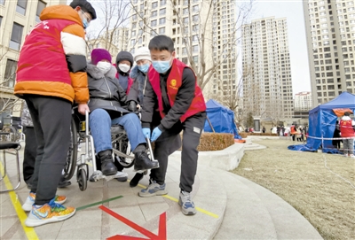 昨日，北辰区半湾半岛社区在核酸大筛现场为特需居民设立的爱心专座、爱心轮椅和绿色通道等，志愿者们细微贴心的服务，赢得了大家纷纷点赞。