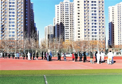 津南区各二次核酸筛查采样点秩序井然。