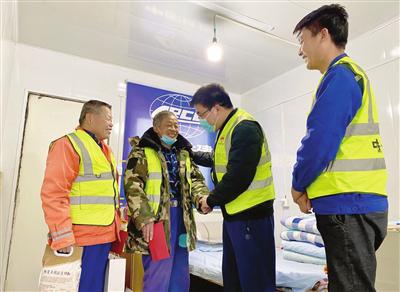 春节将至，昨天中铁十四局集团二公司津沧项目部组织开展以“留津过年 津沧有爱”为主题的春节送温暖活动。项目党支部书记慰问留津过年、坚守一线的建设者，为他们送去新春的祝福，并发放新年物资。