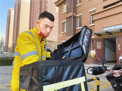 张亮在整理自己的送餐车
