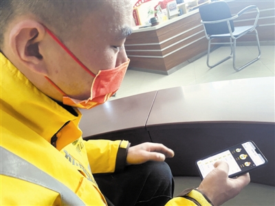 张亮向记者展示他的配送“战绩”