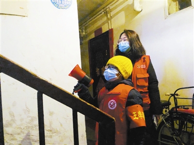 河北区王串场街容彩里社区9岁的小学生杨梓墨加入到志愿者行列中，他的母亲李蕊也在抗击疫情的志愿者岗位上。
