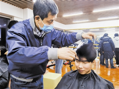 老师在为学生理发。