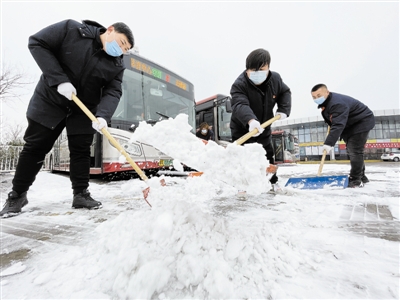 公交8路车队及时对场站和运营车辆进行除雪。
