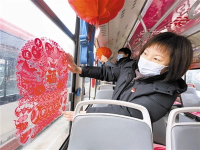 临近春节，昨天，天津公交8路车队积极打造新春主题车厢，增添年味儿气息，营造红火、祥和的年节乘车氛围，让喜庆公交陪伴市民乘客出行。