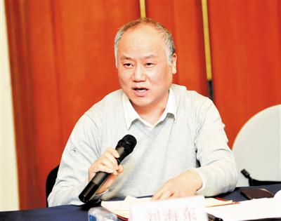 市政协委员刘海东发言。