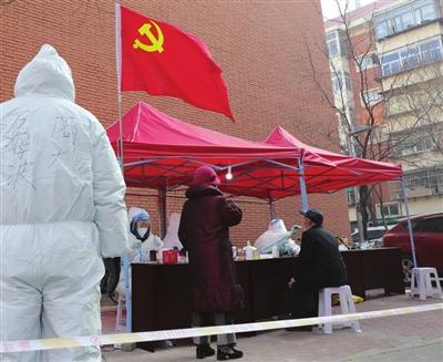 昨日，在红桥区各核酸采样点，工作人员、志愿者全力协作，保障居民有序快速完成采样。