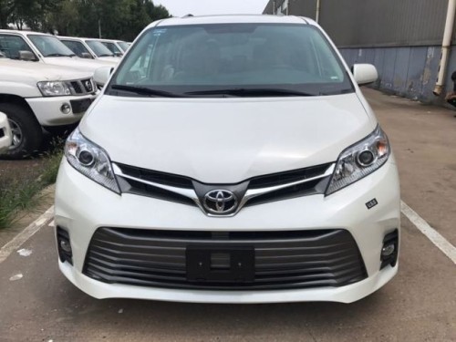 20款丰田塞纳墨版两驱XLE真皮版店内促销