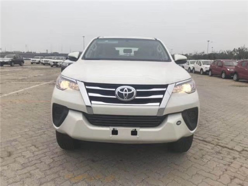 丰田穿越者的设计和丰田霸道的风格很像