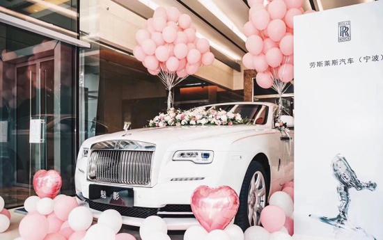 新版劳斯莱斯魅影双拼色实拍现车心动价