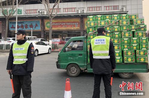 图为北京市机动车排放管理中心工作人员对车辆进行环保监管执法。记者 阮煜琳