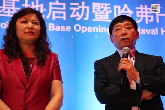 魏建军(右)与王凤英(左)