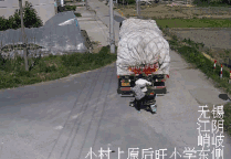 今天,小编从交警部门得知,事故中,驾驶电瓶车的56岁王姓男子不幸身亡,后座的53岁女子受伤。