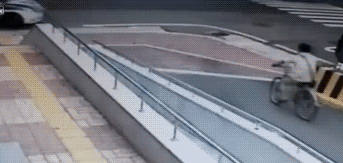 夫妻俩闹矛盾了,找个车碰个瓷发泄下: