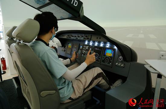 可体验的国产支线ARJ21-700飞机飞行训练器