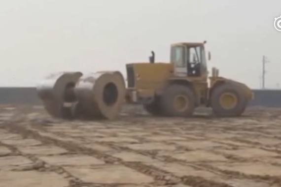 视频：这种夯土拖拉机还是第一次见，一个轮胎就有一吨重