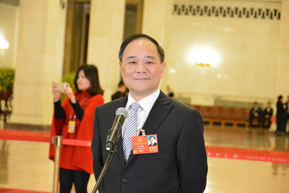 笑眯眯的李书福在“代表通道”说了八个字