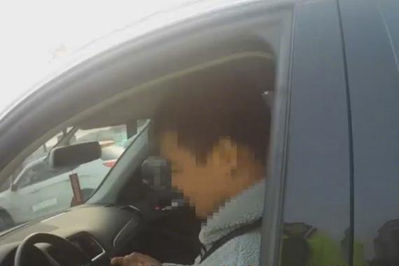 视频：奥迪男开车“吃鸡”忘记开车