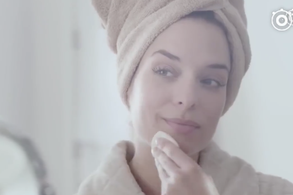 奔驰创意广告：女人化妆 vs 男人爱车 很形象很贴切