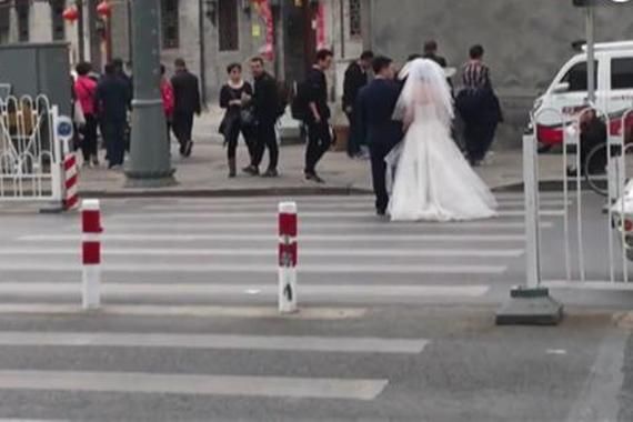 视频：新人拍婚纱照 车流中穿梭无视红灯