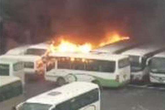 视频：“熊孩子”车上玩火！烧掉4辆巴士