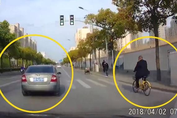 视频：碰瓷新套路？“汽车+自行车”的配合