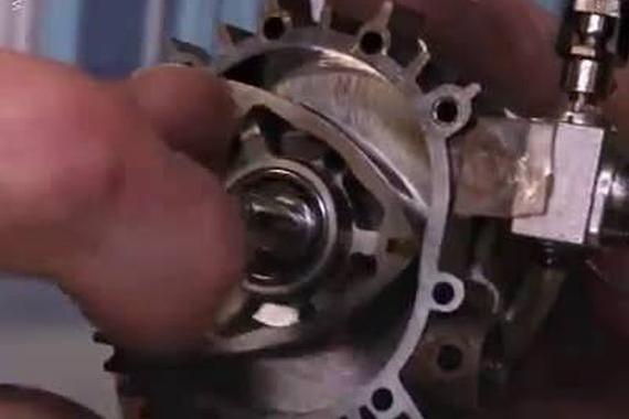 视频：运转中转子发动机的内部工作原理